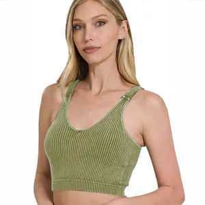 Gros plan sur la texture côtelée vert olive de cette brassière de sport pour femmes