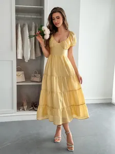 Robe longue jaune à volants et manches courtes élégante pour le style vacances d'été