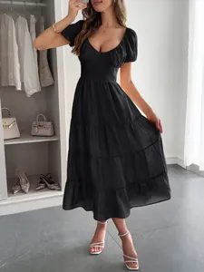 Robe midi noire élégante à manches courtes bouffantes et jupe à volants pour l'été
