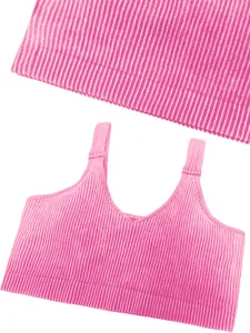 Détail rapproché montrant la texture côtelée rose vif de ce soutien-gorge de sport sans couture