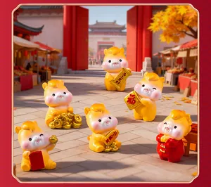 Détail macro de mignonnes figurines de cheval doré pour les décorations du Nouvel An chinois