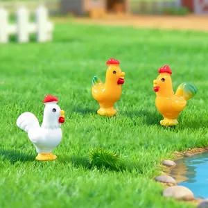 Tre simpatici galli in miniatura in resina per decorazioni fai-da-te di fattorie.