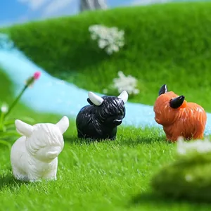 Set van drie miniatuur Schotse hooglander beeldjes voor doe-het-zelf micro landschap decor.