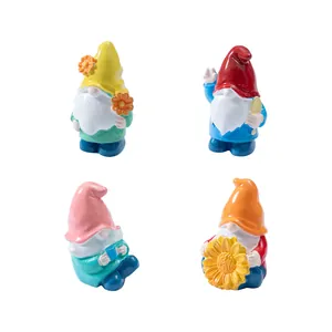 Set di quattro simpatici gnomi da giardino colorati per decorazione micro paesaggio