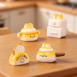 Schattige miniatuur keuken bakset met konijnenthema voor poppenhuis decoratie en bureau.