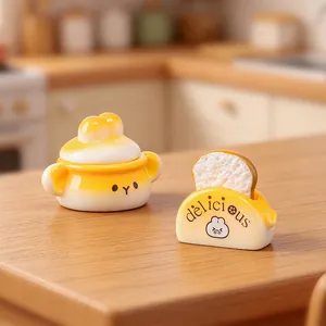 Creatieve miniatuur keukenbakset met konijnenthema met een schattige pot en broodrooster