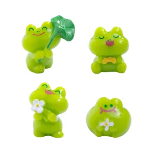Set mit vier süßen Miniatur-Froschfiguren mit Kleeblatt und Blumen für die Gartendekoration