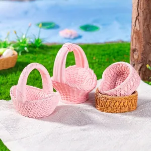 Paniers miniatures en résine tressée rose et marron pour décor de micro-paysage.