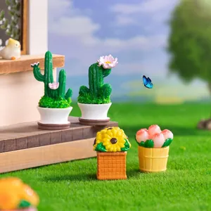 Sammlung von künstlichen Miniatur-Kakteen und Sukkulenten im Topf für das Puppenhaus