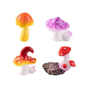 Quattro funghi colorati in miniatura in resina per decorazione di micro paesaggio fai-da-te