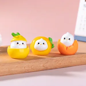 Simpatiche statuine di pulcini in gusci di frutta per decorazioni da scrivania