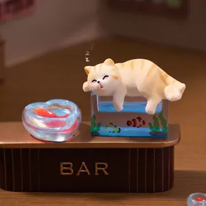Süße Miniatur-Figur einer schlafenden orangefarbenen Katze auf einem Aquarium für Puppenhaus