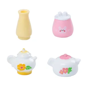 Set di decorazioni per casa delle bambole in miniatura con teiere e vasetti colorati.