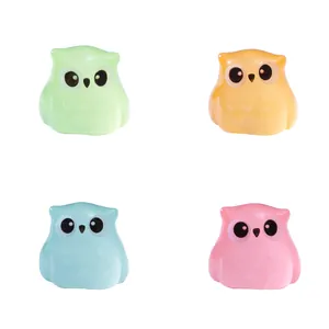 Lot de quatre mignonnes figurines de hiboux lumineuses colorées pour décoration DIY micro.