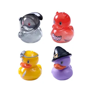 Set de cuatro figuritas de patos de Halloween para la decoración de micropaisajes.