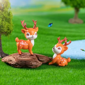 Set di due simpatiche statuine di cervo arancione per decorazione giardino in miniatura