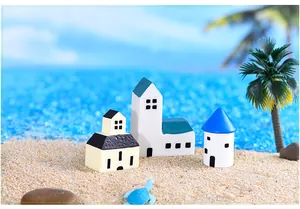 Miniatuurhuizen in mediterrane stijl op zandstrand voor micro-landschap