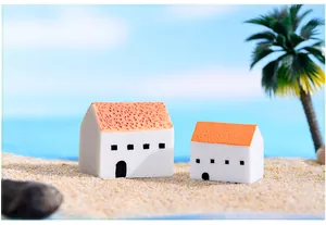Dichtbij van mediterrane miniatuurhuisjes op een zandstrand als achtergrond
