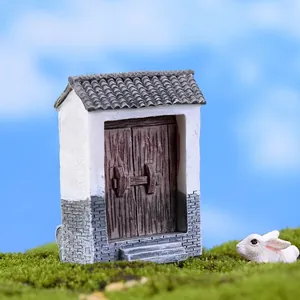 Porta in miniatura dettagliata in resina stile antico per decorazione micro-paesaggio