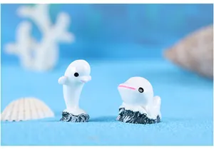 Detail van mini hars witte dolfijn beeldjes voor aquarium micro landschap decoratie.