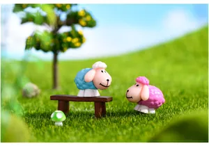 Primo piano di statuine di pecore in miniatura in un'ambientazione micro-paesaggio