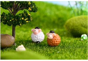 Primo piano di figurine di pecore in miniatura bianche e marroni per micro paesaggi