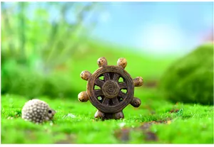 Gros plan d'un gouvernail miniature en résine pour décor de micro-paysage