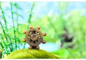 Vue détaillée d'une figurine de gouvernail de navire miniature en paysage de mousse