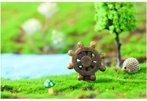 Vue détaillée d'une figurine de gouvernail miniature pour décoration de micro-paysage