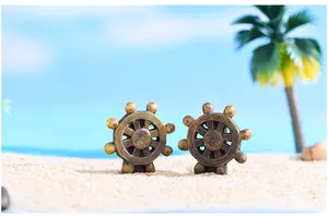 Gros plan de deux ornements de gouvernail miniature en résine pour micro-paysages.