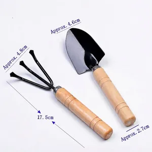 Ensemble de deux outils de jardin avec pelle et râteau en métal et manches en bois