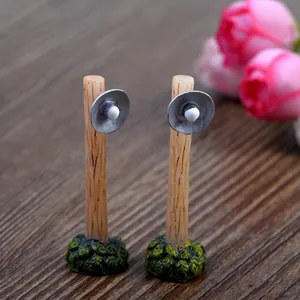 Coppia di lampioni rurali in miniatura in resina per decorazione micro giardino
