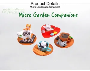 Set van vier miniatuur cartoon kattenbeeldjes in koffiekopjes voor micro landschap decor