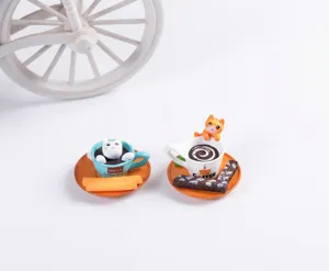 Gedetailleerd beeld van schattige miniatuurkatten in koffiekopjes voor microlandschap