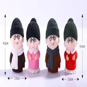 Dimensioni dettagliate per figurine in miniatura di una coppia di anziani in stile invernale