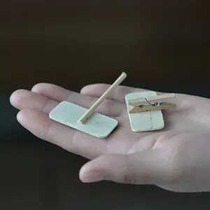 Ornements de paysage miniatures artisanaux en bois montrés en main pour l'échelle