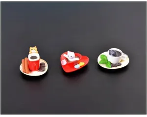 Gedetailleerde weergave van miniatuur kattenfiguren in decoratieve koffiescènes