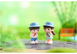 Détail de figurines de couple miniatures avec fruits confits pour la décoration de paysage