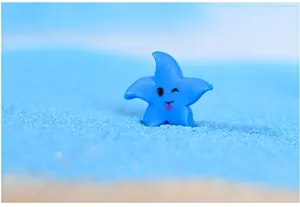 Primo piano di una simpatica miniatura di stella marina in resina blu per decorazione acquario