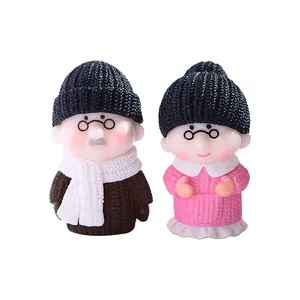 Simpatiche figurine di coppia di anziani in abiti invernali per decorazioni fai-da-te