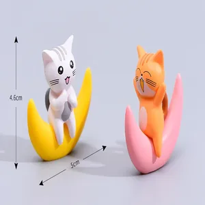 Vista dettagliata delle statuine di gatti sulla luna con misure di 4,6 cm e 5 cm