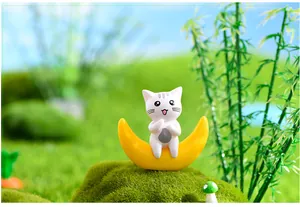 Dettaglio di un gatto bianco in miniatura su una luna gialla in un prato di muschio