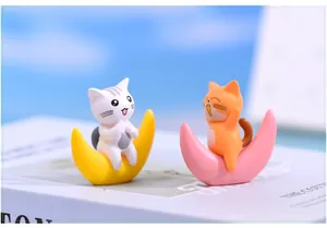 Primo piano dettagliato di adorabili statuette di gatti sulla luna per decorazioni in miniatura