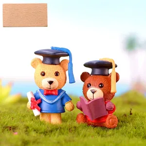 Set van twee schattige miniatuur afstudeer teddyberen voor vetplanten decoratie