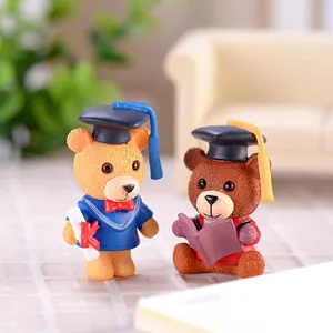 Schattige miniatuur afstudeerbeer beeldjes in doctorale gewaden voor succulenten