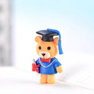 Miniatuur afgestudeerde teddybeer figuur van hars voor bureau- en succulentendecor