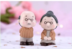Detailopname van schattige cartoon beeldjes van grootouders voor micro-landschap
