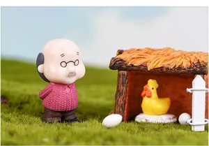 Gedetailleerd miniatuurbeeldje van een oude man naast een kippenhok voor de tuin