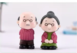 Detailopname van schattige miniatuurbeeldjes van een oud paar voor landschapsdecor