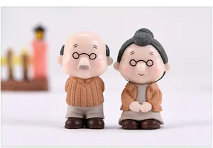 Gedetailleerd overzicht van schattige opa en oma miniatuurbeeldjes voor micro-landschap